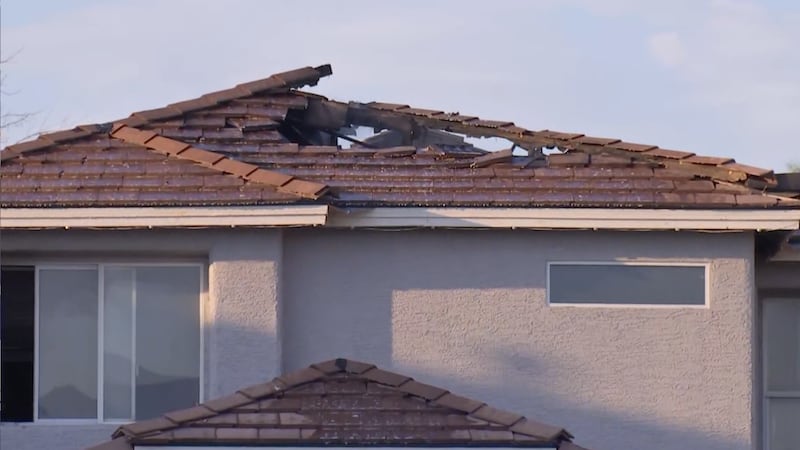 Bomberos de North Las Vegas acuden a un incendio en una vivienda cerca de las carreteras...