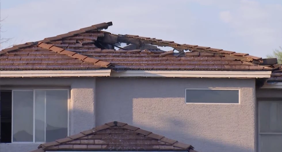 Bomberos de North Las Vegas acuden a un incendio en una vivienda cerca de las carreteras...