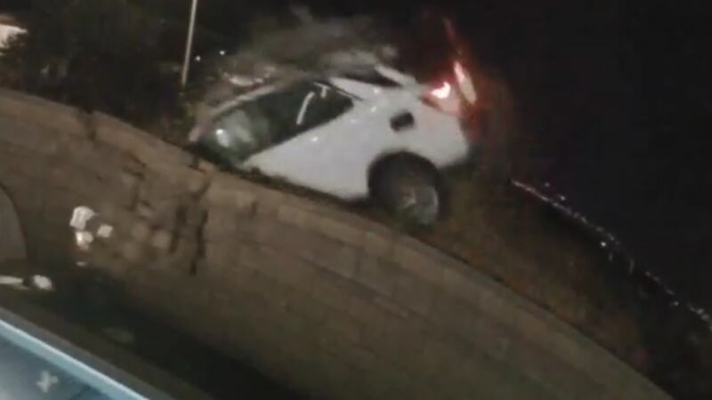 Un video de vigilancia en el sur de Nevada muestra un coche volando por el aire antes de que...