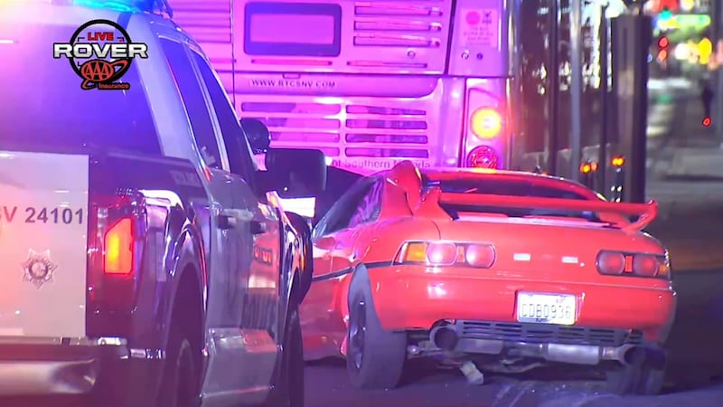 Un conductor presuntamente bajo los efectos de sustancias choca contra un autobús de la RTC en...