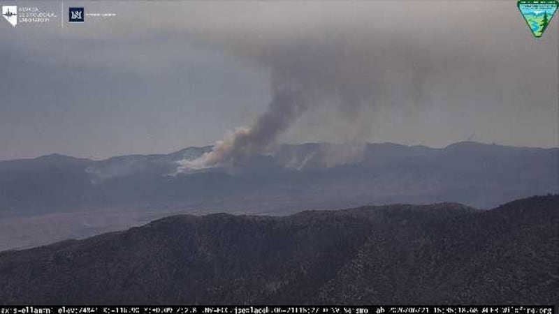Bomberos forestales de diversas agencias continúan las labores de extinción de los incendios...