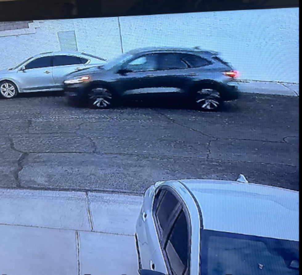 La policía de Las Vegas solicita ayuda para identificar a dos sospechosos de un robo ocurrido...
