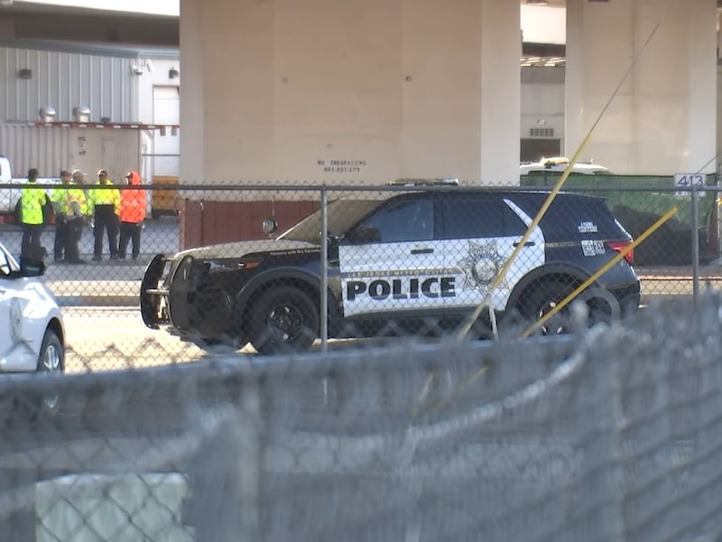 La policía de Las Vegas investiga un tiroteo mortal ocurrido en el centro de la ciudad, cerca...