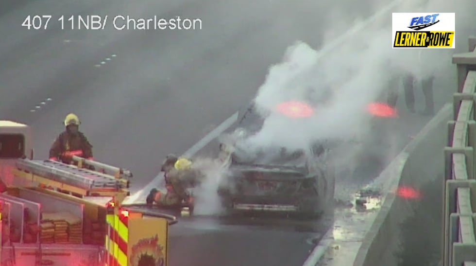 Los bomberos extinguen un incendio de un vehículo en la carretera I-11 cerca de Charleston el...