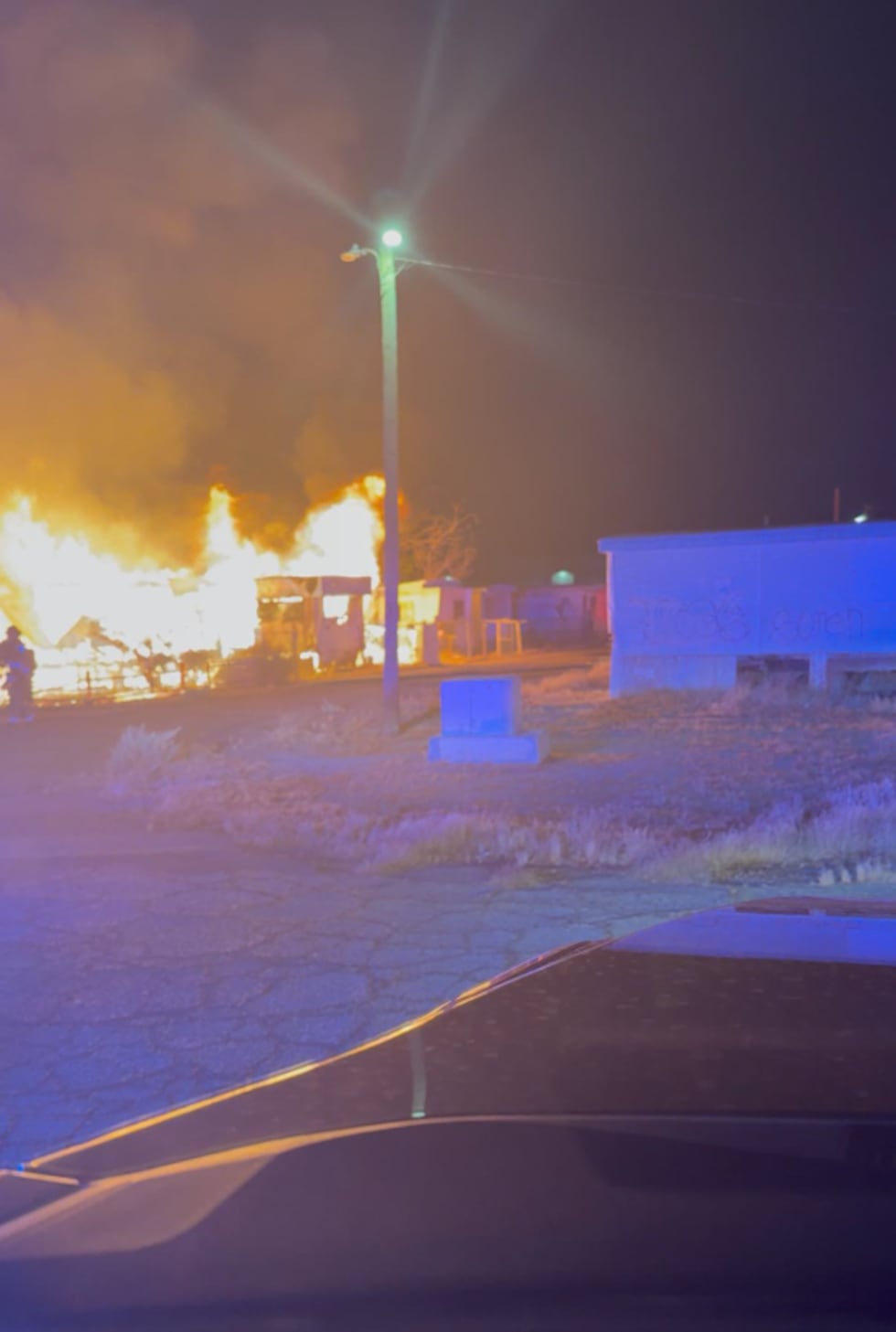 Equipos de emergencia acudieron a un incendio de casas móviles que dañó cuatro unidades...