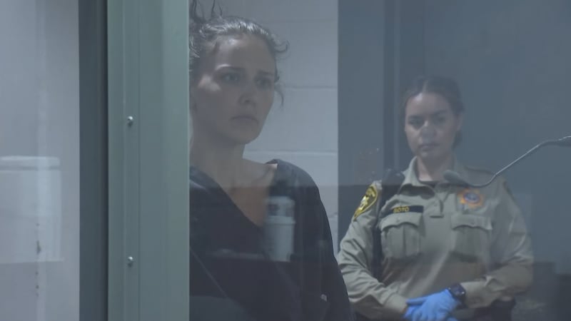 Mujer acusada de atropellar a un agente y a un paramédico comparece ante el tribunal.