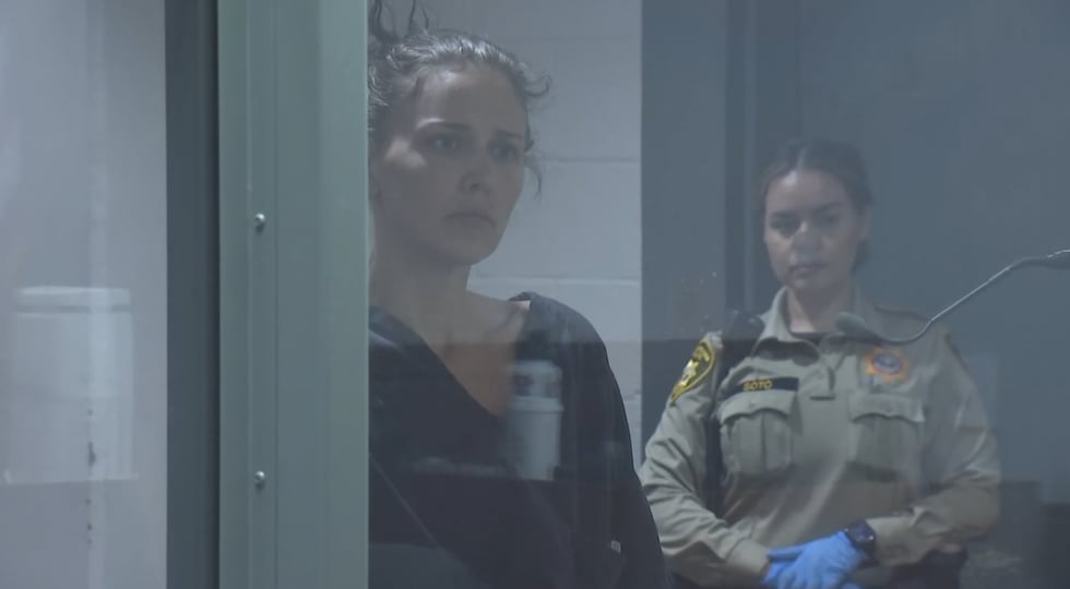 Mujer acusada de atropellar a un agente y a un paramédico comparece ante el tribunal.