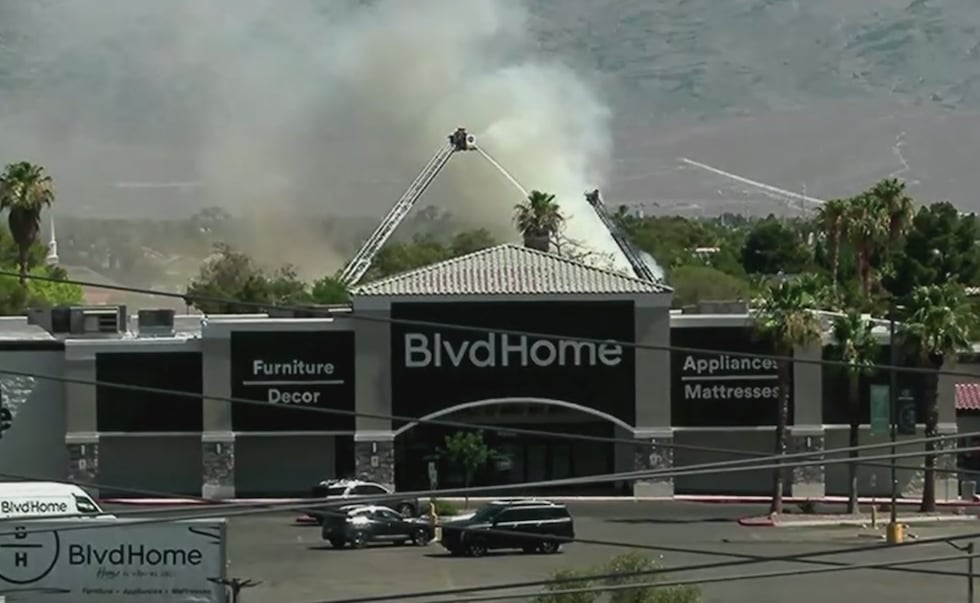 Las cuadrillas de Las Vegas Fire & Rescue acudieron a un incendio residencial la mañana del...