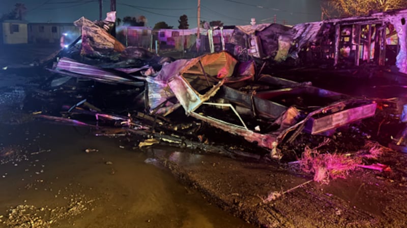 Equipos de emergencia acudieron a un incendio de casas móviles que dañó cuatro unidades...