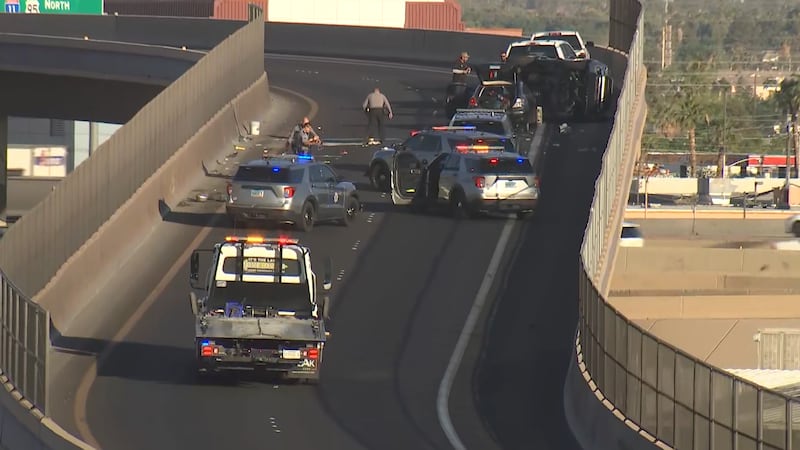 La Policía Estatal de Nevada está respondiendo a un accidente que bloquea partes del Spaghetti...