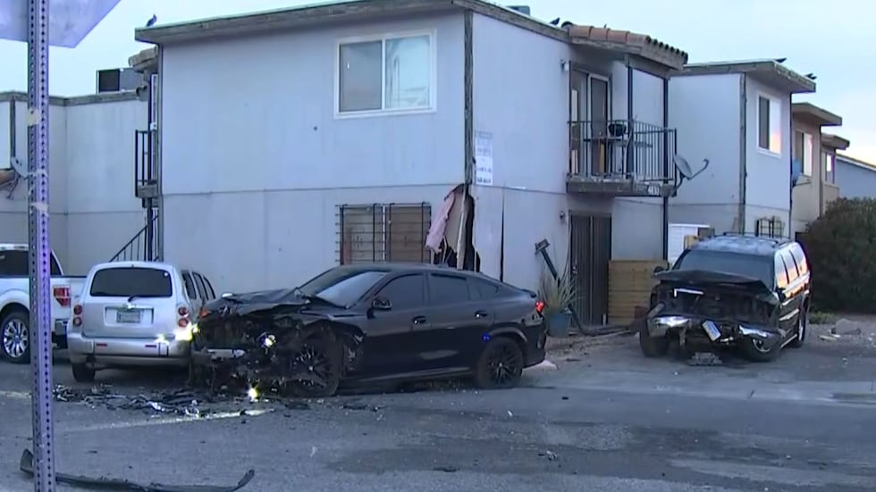La policía de Las Vegas está investigando un accidente automovilístico en el que un vehículo...