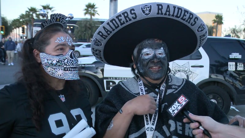 Mientras los aficionados salían del Estadio Allegiant el domingo por la noche, muchos...
