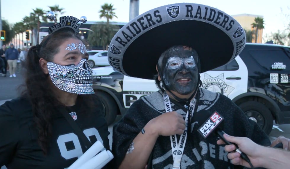 Mientras los aficionados salían del Estadio Allegiant el domingo por la noche, muchos...