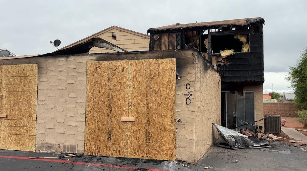 Dos familias desplazadas tras un incendio en casas adosadas en el oeste de Las Vegas.