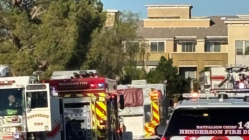 Incendio en Henderson deja un hospitalizado y cinco personas desplazadas.