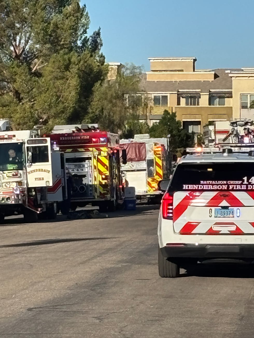 Incendio en Henderson deja un hospitalizado y cinco personas desplazadas.