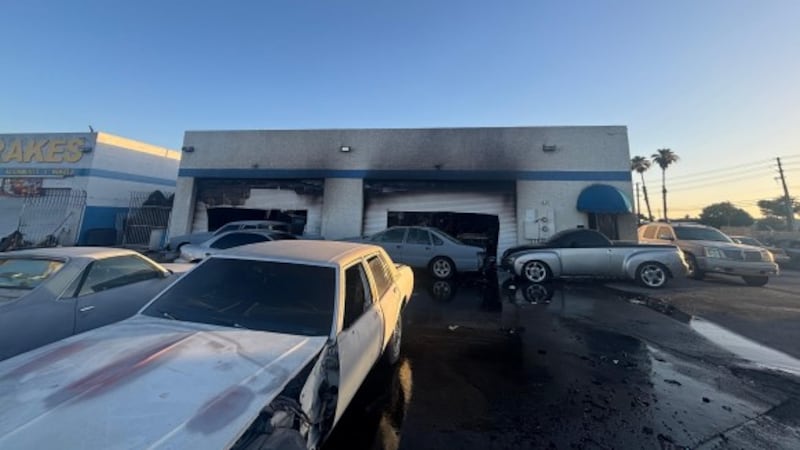 Los bomberos del condado Clark acudieron a un incendio estructural cerca de Nellis y Bonanza...