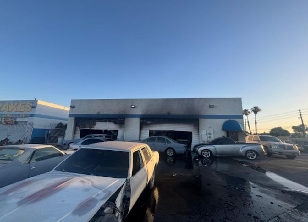 Los bomberos del condado Clark acudieron a un incendio estructural cerca de Nellis y Bonanza...