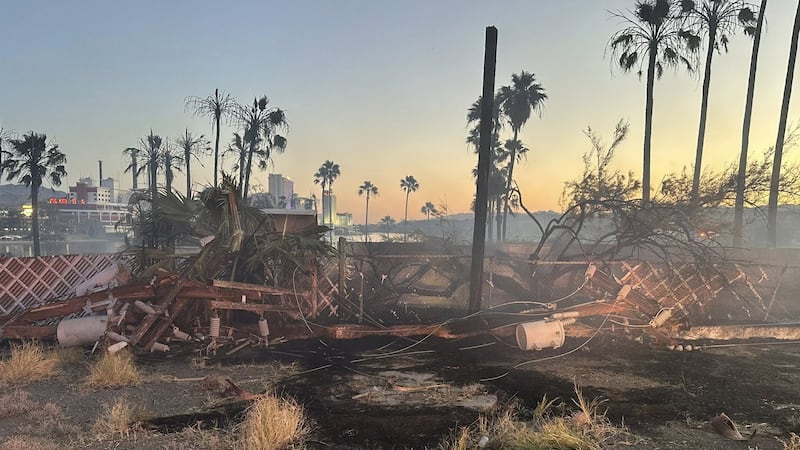 El Departamento de Bomberos de Bullhead City está respondiendo a un incendio de maleza en...