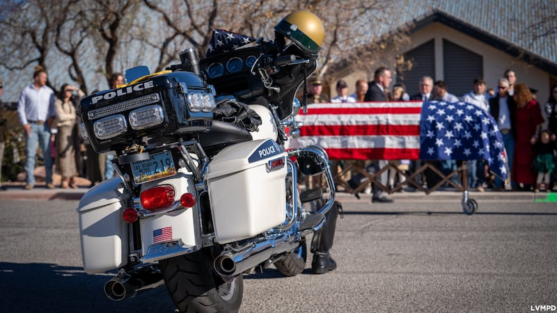 El agente de la policía metropolitana de Las Vegas que murió en un choque de tráfico la semana...