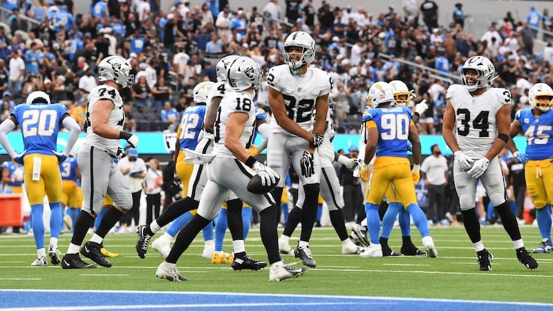 Cody White (82), receptor abierto de los Raiders de Las Vegas, celebra una recepción de...