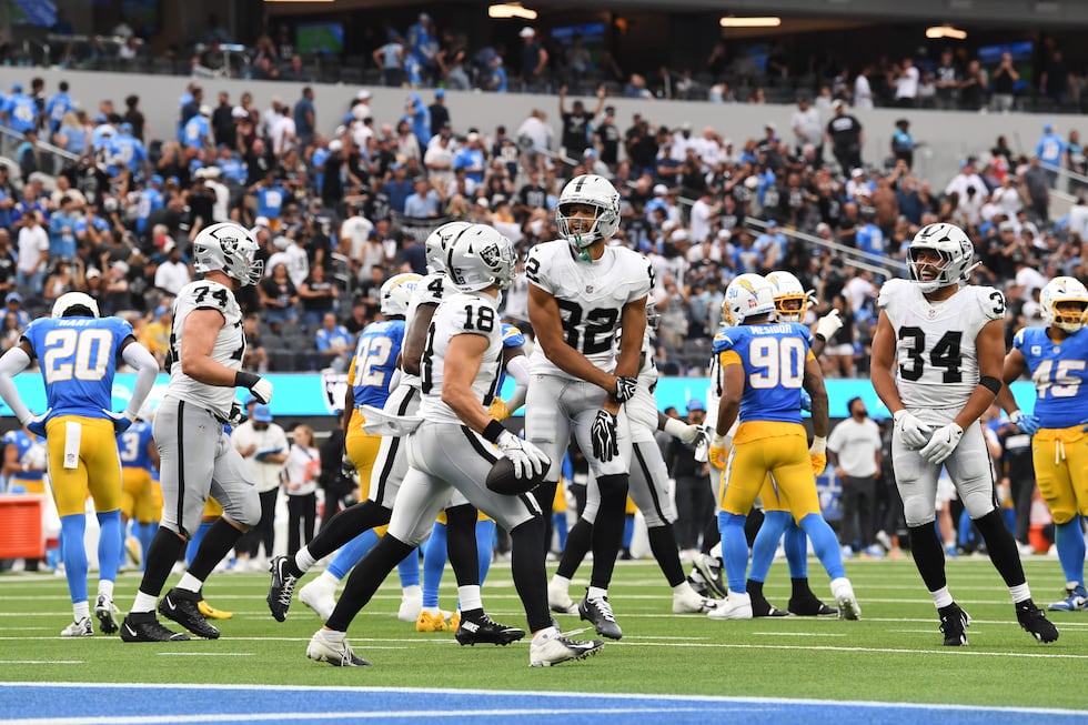 Cody White (82), receptor abierto de los Raiders de Las Vegas, celebra una recepción de...