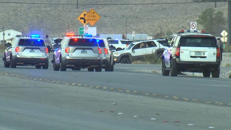 Agentes de policía acudieron a un accidente con vuelco que provocó que una persona saliera...