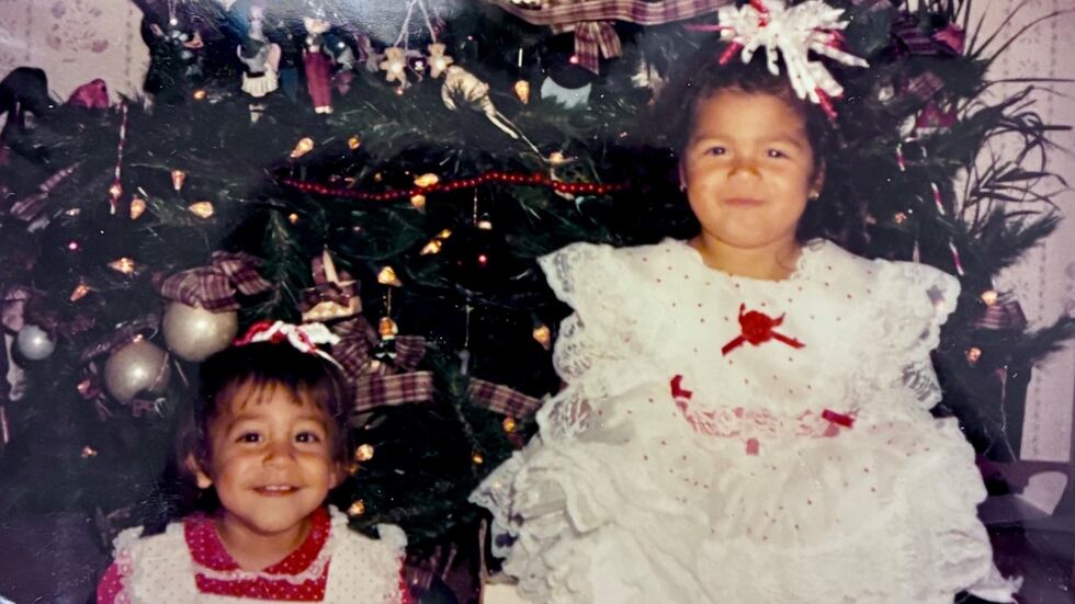 Jasmin y Elizabeth Ramos eran bebés cuando fueron encontradas tendidas en el suelo mojado de...