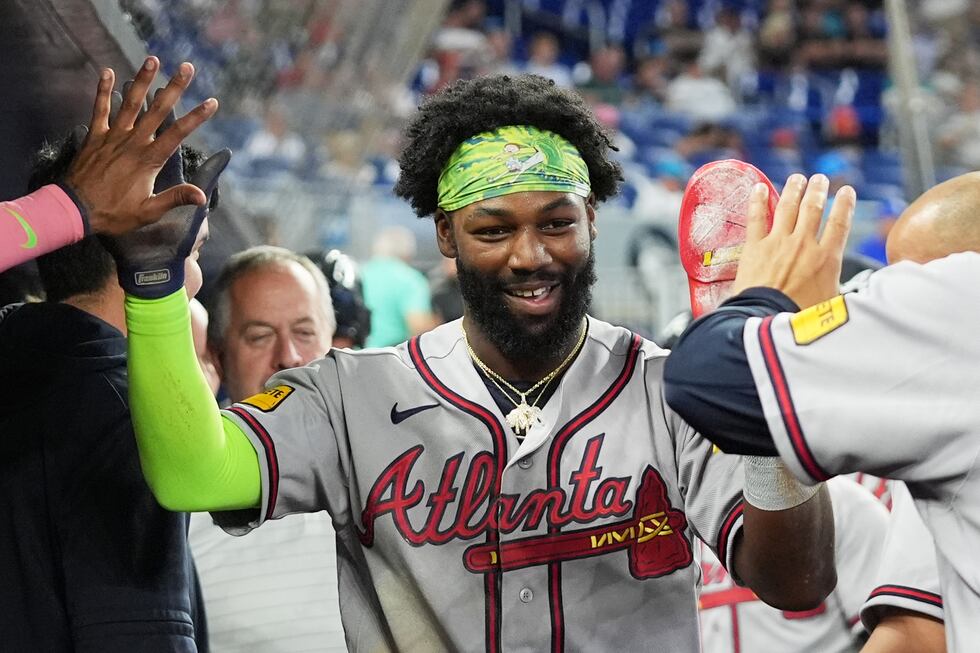 Michael Harris II de los Bravos de Atlanta es felicitado tras anotar un elevado de sacrificio...