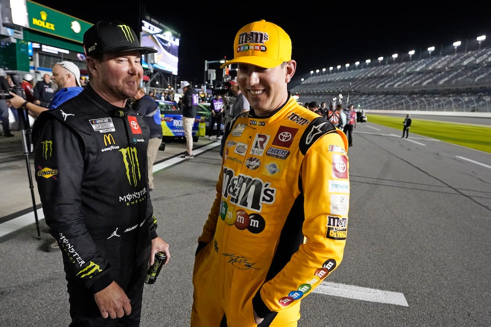 Kurt Busch (izquierda) y Kyle Busch conversan en la calle de garajes durante la sesión de...