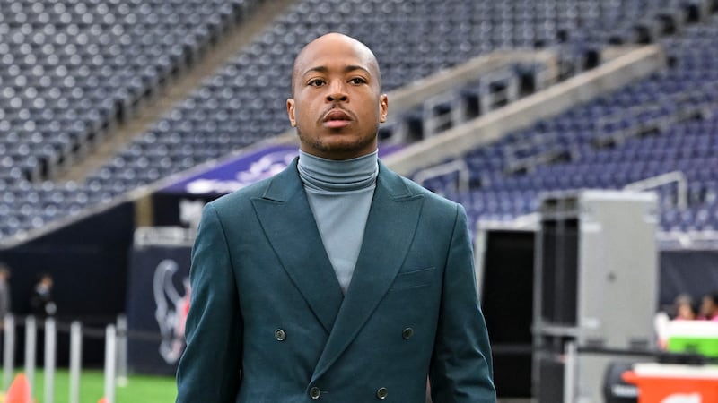 El receptor abierto de los Tennessee Titans, Tyler Lockett, llega antes del partido de fútbol...
