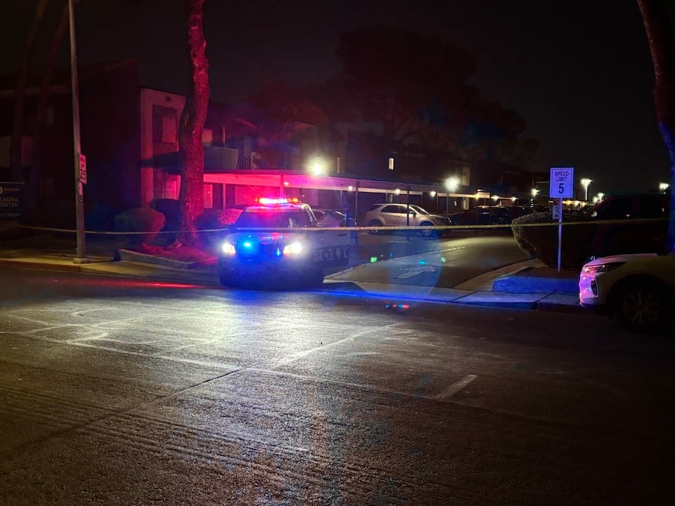 Una madre, su hija adolescente y un niño han fallecido en un apartamento en el valle central...