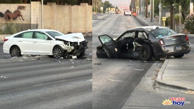 La policía de Las Vegas investiga un accidente que dejó a dos personas hospitalizadas el lunes...