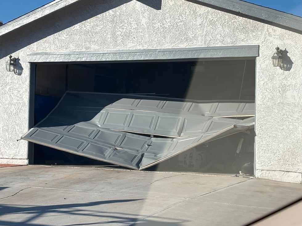 Una puerta de garaje resultó dañada y un sospechoso fue arrestado después de que un vehículo...