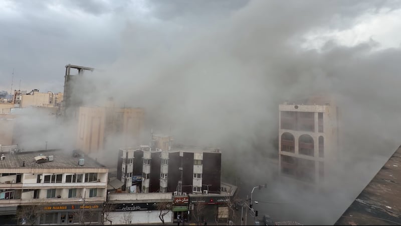 El humo envuelve una calle tras un ataque en Teherán, Irán, el 2 de marzo de 2026. (AP...