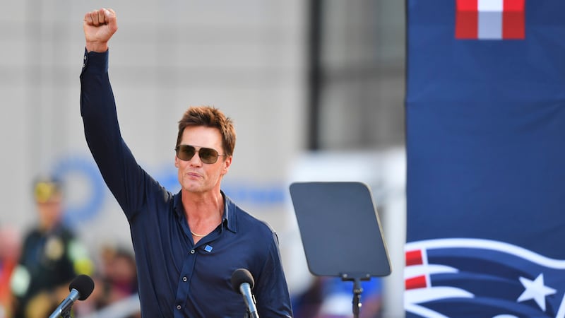 El exmariscal de campo de los New England Patriots, Tom Brady, habla después de que se...