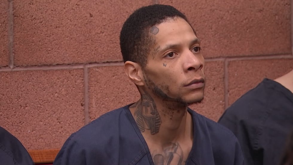 Un padre de North Las Vegas, acusado de secuestrar a su hija de 10 meses, compareció ante el...