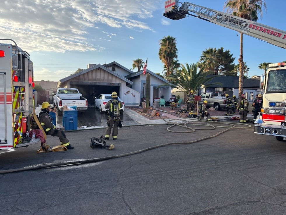 Los bomberos de Henderson acudieron a reportes de un incendio en un garaje cerca de Green...