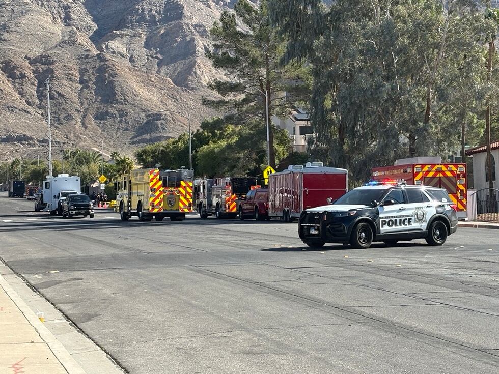 La policía de Las Vegas y el FBI llevan a cabo una investigación en el este del valle de Las...