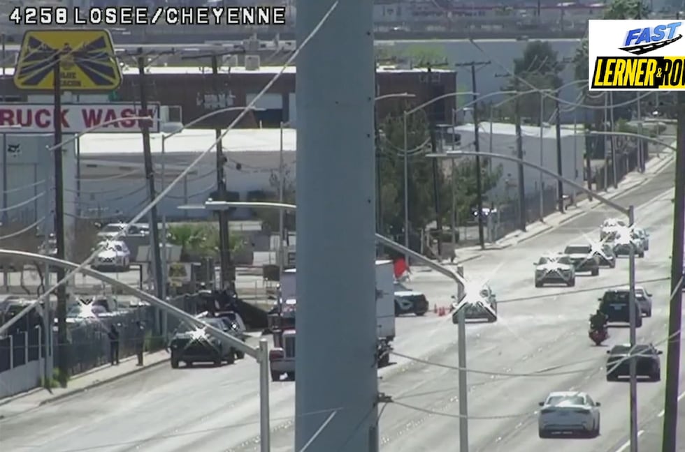 Un vuelco provoca el cierre de carriles cerca de Cheyenne y Losee.