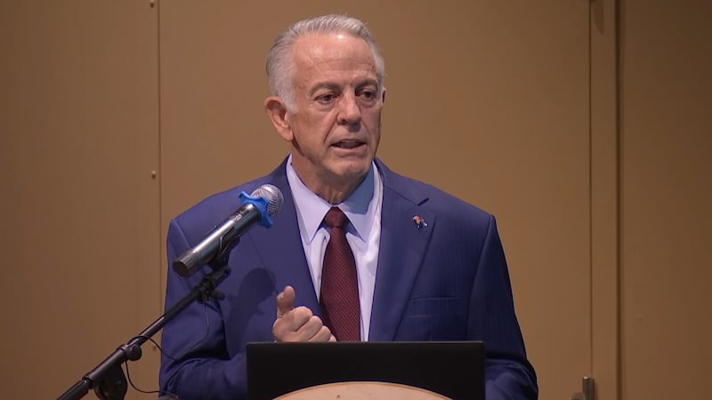 El gobernador se une a líderes educativos en un evento de la Asociación de Escuelas Chárter,...