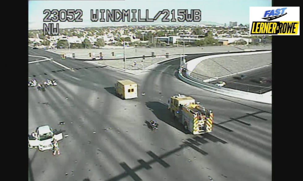 Un oficial de policía de Henderson resultó herido tras un accidente en la 215, según la...