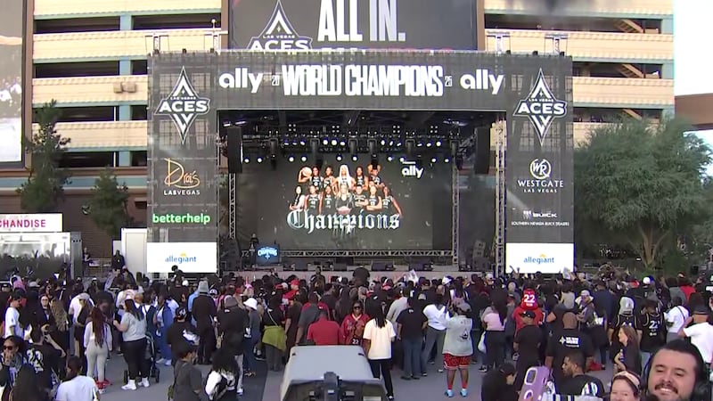 Las campeonas mundiales, Las Vegas Aces, llegaron al Strip de Las Vegas el viernes para...