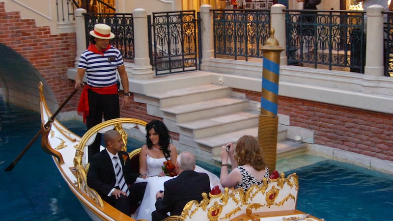 7/7/2007 Venetian, Eugene Monroy y Shannon Lewis, del sur de California, intercambiaron votos...