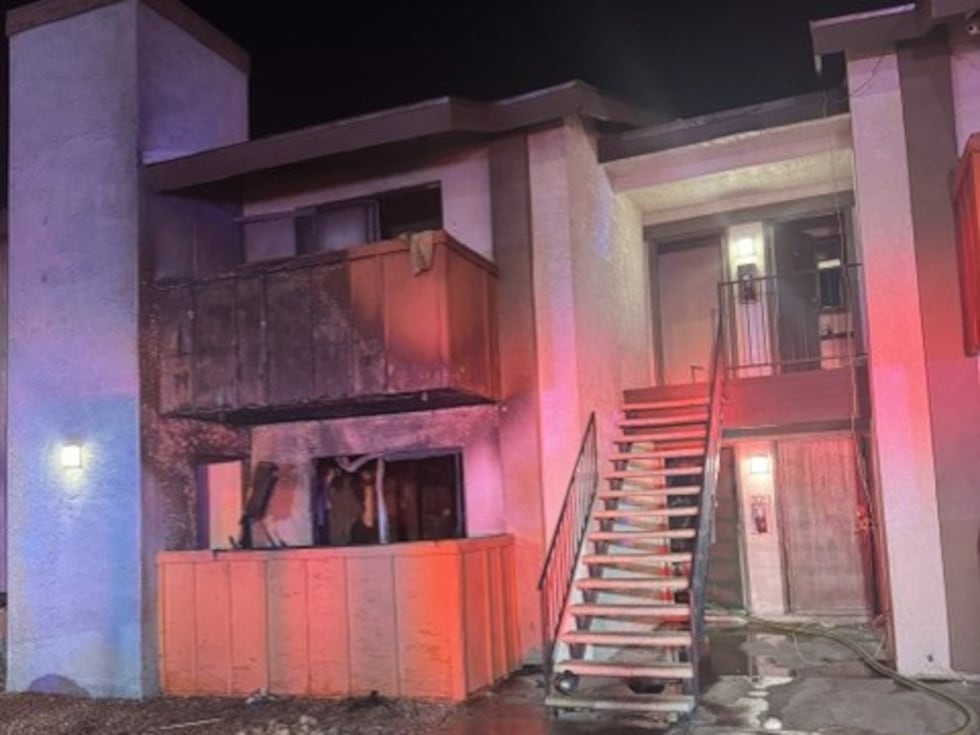 Una persona falleció y otras siete quedaron desplazadas tras un incendio en un apartamento...
