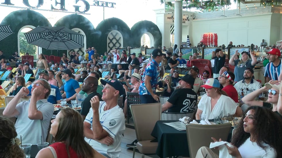 Aficionados de todo Las Vegas se reunieron en The George, en el Durango Casino, para ver al...
