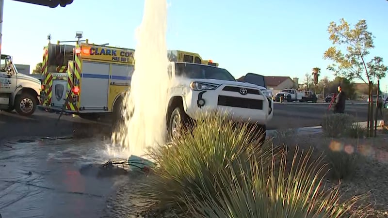 Un accidente con vuelco ha provocado la rotura de la tubería principal de agua cerca de...