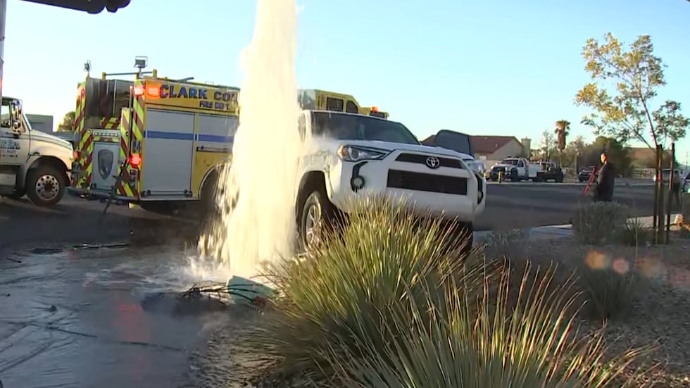 Un accidente con vuelco ha provocado la rotura de la tubería principal de agua cerca de...