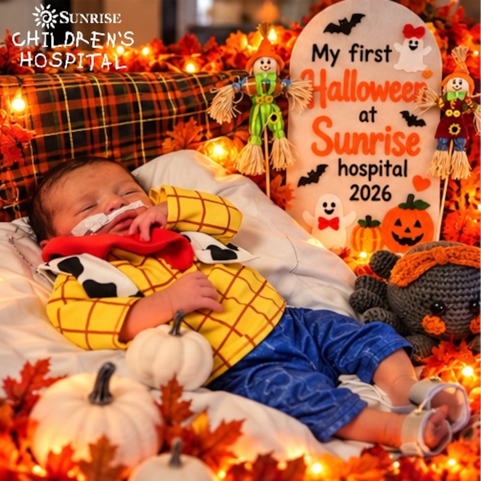 El personal del Sunrise Children's Hospital vistió a los bebés de la unidad de cuidados...