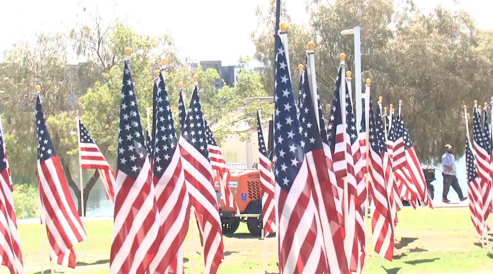 Familias y veteranos se reúnen entre más de 500 banderas para el evento conmemorativo del Día...